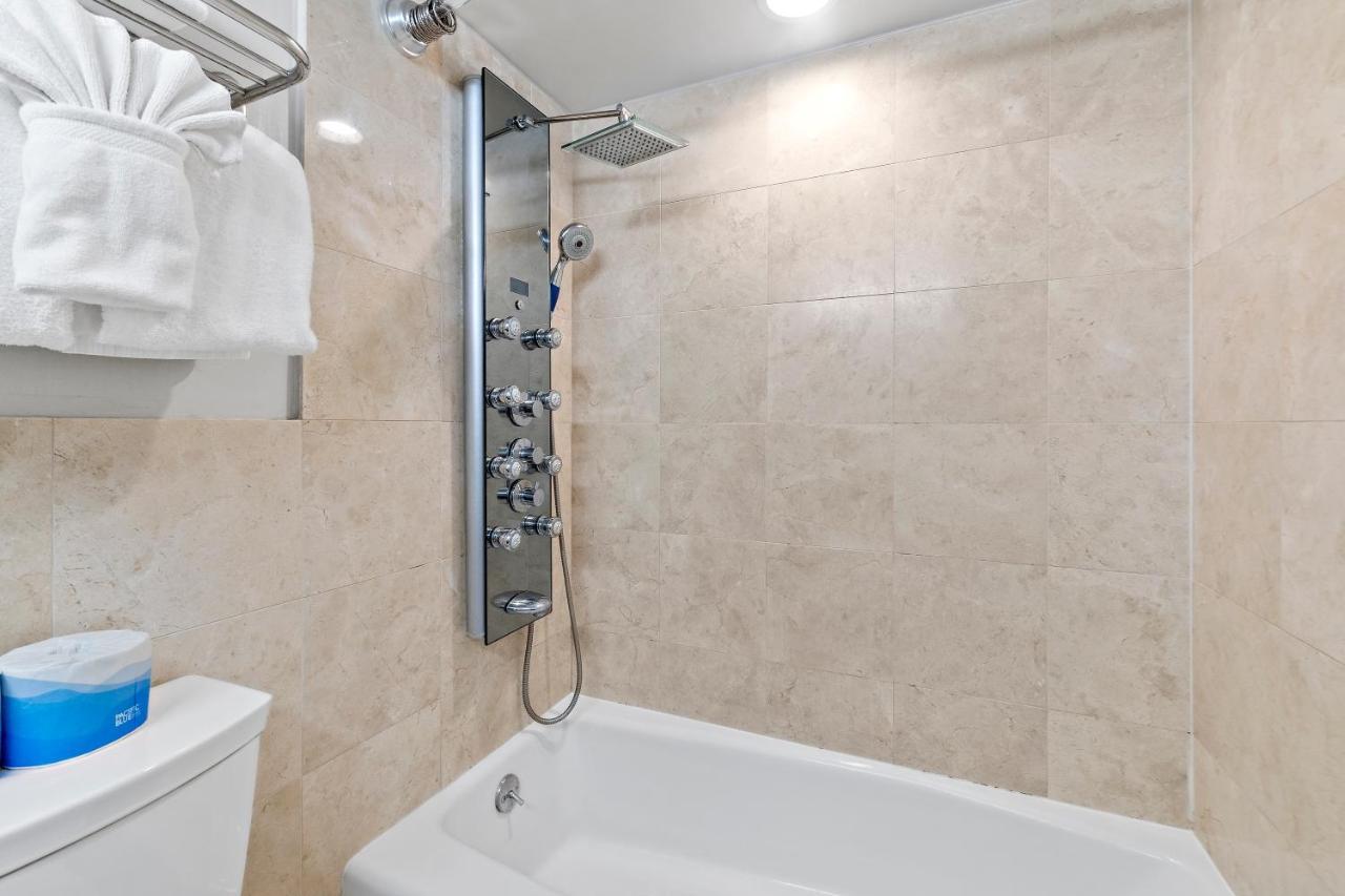 Renovated With City View At Aqua Palms Waikiki Honolulu Exterior photo